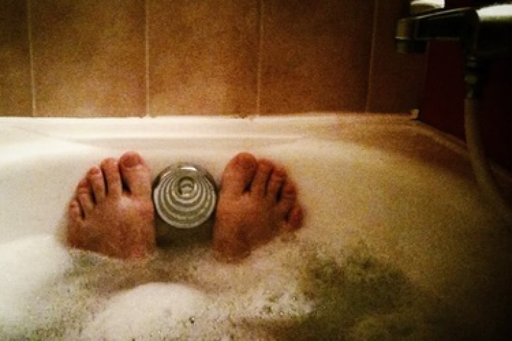 Толстая москвичка раздирает киску пальцами сидя в ванной