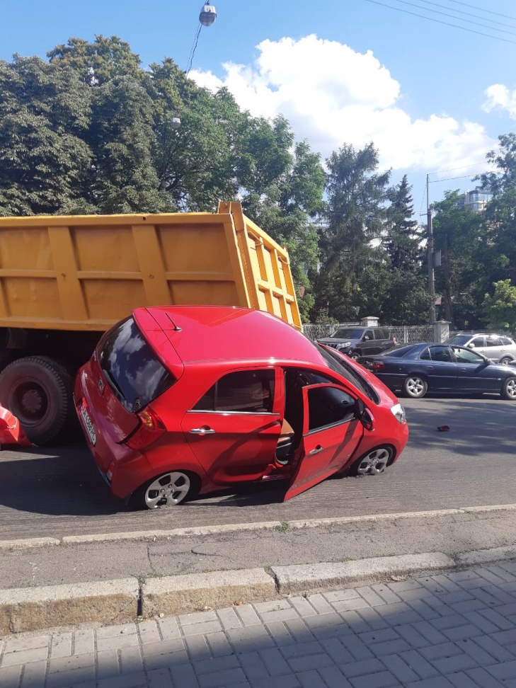 В Киеве неуправляемый грузовик протаранил легковушку