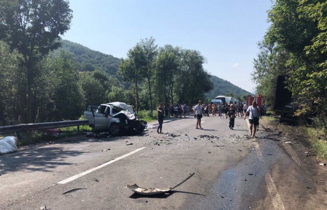 На Закарпатье грузовик столкнулся с внедорожником, есть погибшие