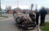 В Харькове перевернулась машина с пьяным водителем