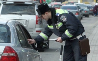 В Днепропетровской области гаишники зверски избили прохожего и вывезли за город