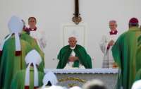Папа выразил глубокую скорбь в связи с ударами по больнице в Киеве и школе в Газе