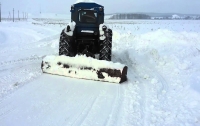 Мужчина украл трактор и поехал расчищать снег на улицах