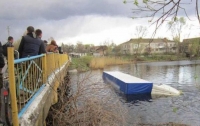 Под Черниговом водитель насмерть сбил велосипедистку и рухнул с моста