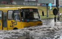 Сильный дождь парализовал движение в Киеве