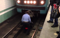 Мужчина упал на рельсы в харьковском метро