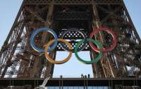 Олімпійські кільця встановили на Ейфелевій вежі (фото)