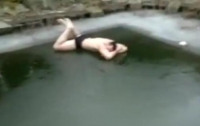 Невнимательный немец нырнул в заледеневший бассейн (ВИДЕО)