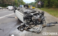 Жуткое ДТП в Киеве: автомобиль врезался в отбойник и несколько раз перевернулся