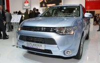 Outlander PHEV- подзаряжаемый гибридный электромобиль