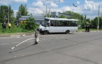 В Херсоне переполненная маршрутка врезалась в электроопору 