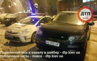 ЧП в Киеве: водитель Range Rover побил американца, за съемку его наглой парковки