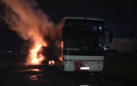 Во Львове неизвестные обклеили листовками и сожгли польский автобус