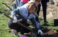 Запоріжці висадили нові дерева та прибрали парк Перемоги (фоторепортаж)