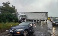 Чудовищное ДТП под Киевом: автомобиль разорвало пополам