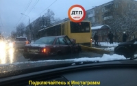 В Киеве автомобиль влетел в автобус с пассажирами (видео)