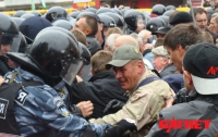«Беркут» разгоняет митинг чернобыльцев под Кабмином