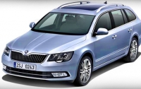 Skoda рассекретила рестайлинговую версию Superb в кузове лифтбек и универсал