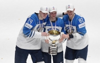 Хоккеисты сборной Финляндии сломали кубок чемпионата мира