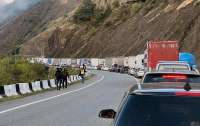 На российско-грузинской границе растянулась очередь из 2 тысяч машин (видео)