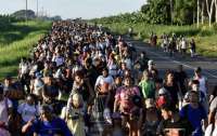 Тисячі мігрантів пішки вирушили через Мексику до США: бояться закриття кордонів у разі перемоги Трампа