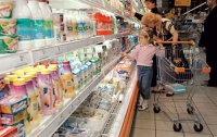 Украинцы массово скупают продукты в Европе