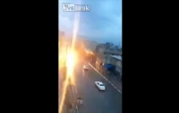 Молния ударила в машину во время движения (видео)