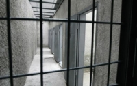 В Тернополе 12 заключенных в судах порезали себе руки