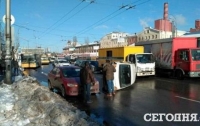 Среди дороги в Киеве перевернулась легковушка