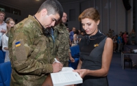 Марина Порошенко разом із кіборгами привітала Сергія Лойко з презентацією книги «Аеропорт»