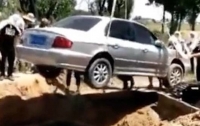 Китайца похоронили в кабине автомобиля (видео)