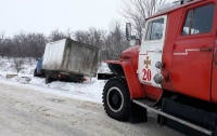 Непогода в Украине: спасатели вытаскивали авто из заносов