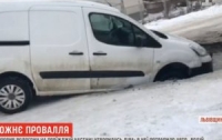 Автомобиль провалился под асфальт (видео)