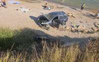 В курортном пригороде Одессы пустая машина упала с обрыва на пляж: пострадал ребенок