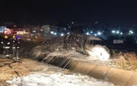 В Турции самолет разбился во время посадки, есть погибшие