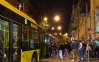 В центре Киева заблокировали троллейбус и устроили резню