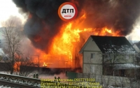 Огненный ад: в Киеве на Русановке начался масштабный пожар
