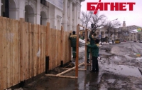 Вокруг Гостиного двора в землю вкопали новый высокий забор (ФОТО) 