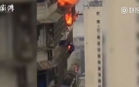 Китаец спасался от пожара за окном 27-го этажа (видео)
