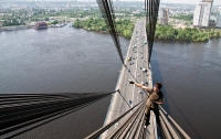 На двух мостах Киева ограничат движение