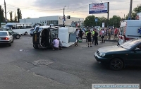 В Николаеве из-за легковушки перевернулась маршрутку с людьми