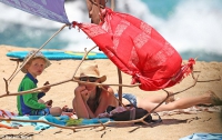 Джулия Робертс в бикини расслабляется на Гавайях (ФОТО)