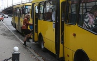 В Киеве гаишники сняли пьяного водителя маршрутки с рейса и сами повезли людей на работу