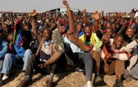 Полиция ЮАР, расстреляв шахтеров, обвинила в их смерти... их же самих!