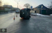 Посреди дороги в Харькове перевернулся внедорожник