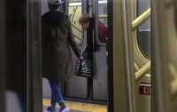 Пассажиры метро Нью-Йорка не помогли женщине (видео)