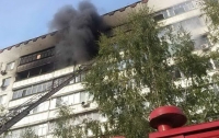 Под Харьковом горела многоэтажка: пострадал пожарный