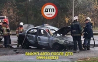 В Киеве на ходу вспыхнуло и полностью сгорело авто