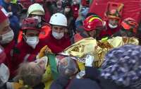 В Измире спустя 65 часов после землетрясения вытащили из-под завалов 3-летнюю девочку