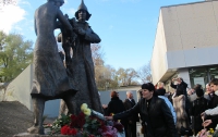 В Днепропетровске открыли памятник комсомольцам